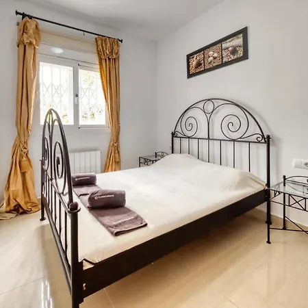 Sleeps 7 Pool Air Con Wifi