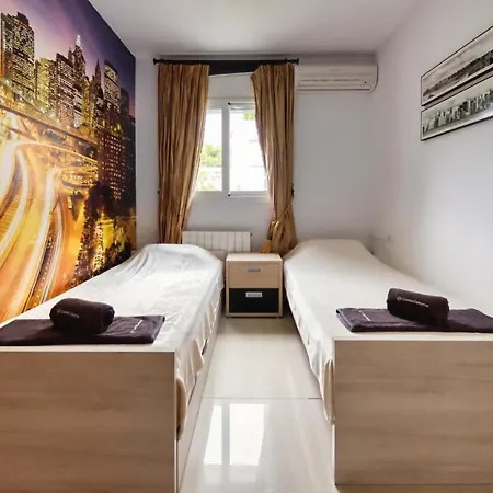 Sleeps 7 Pool Air Con Wifi *